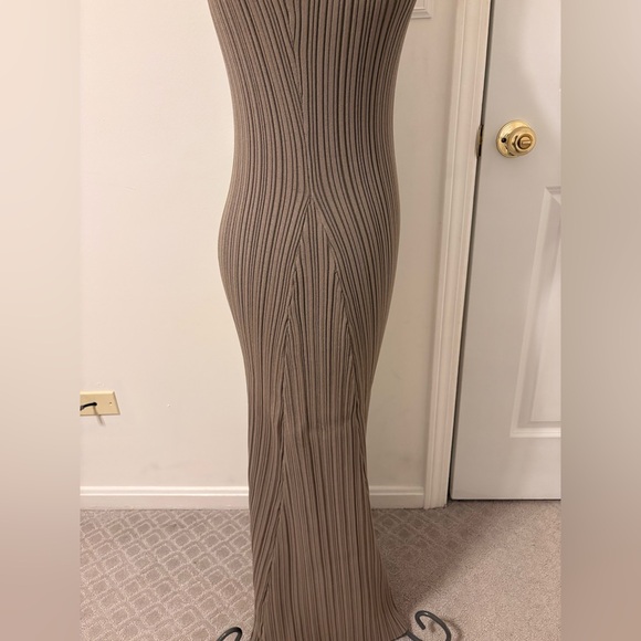 Dissh Pleated Maxi in Olive Green. Size Small. Super stretchy and comfortable! - Picture 3 of 4